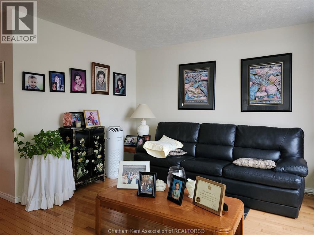 15 Monarch Drive, Chatham, ON - Indoor Photo Showing Living Room