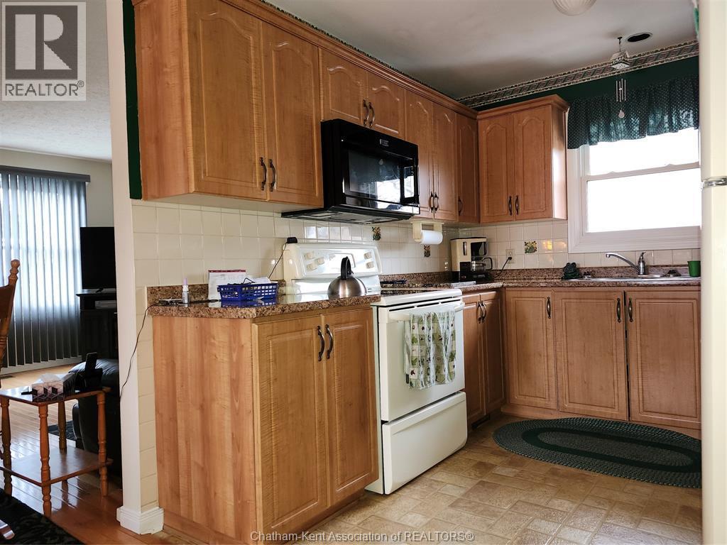 15 Monarch Drive, Chatham, ON - Indoor Photo Showing Kitchen
