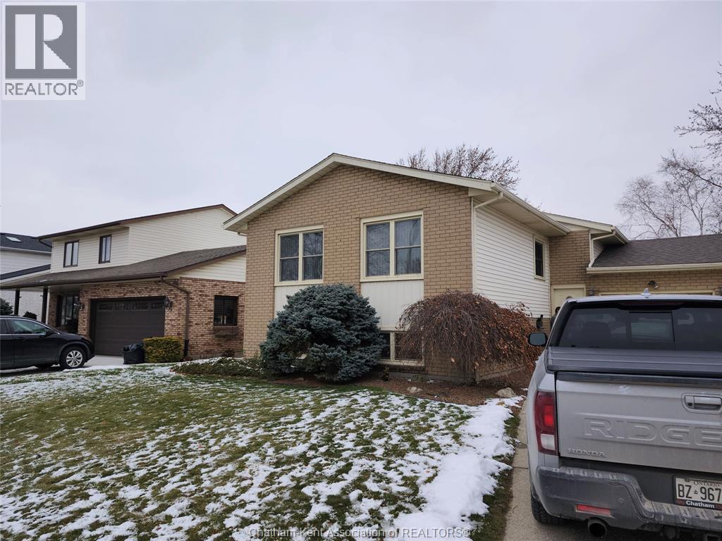 15 Monarch Drive, Chatham, ON - Outdoor With Facade