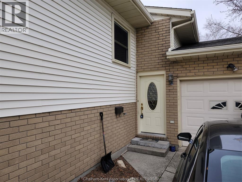 15 Monarch Drive, Chatham, ON - Outdoor With Exterior