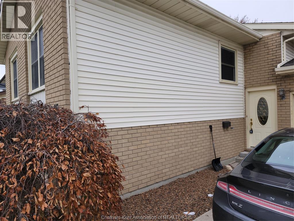 15 Monarch Drive, Chatham, ON - Outdoor With Exterior