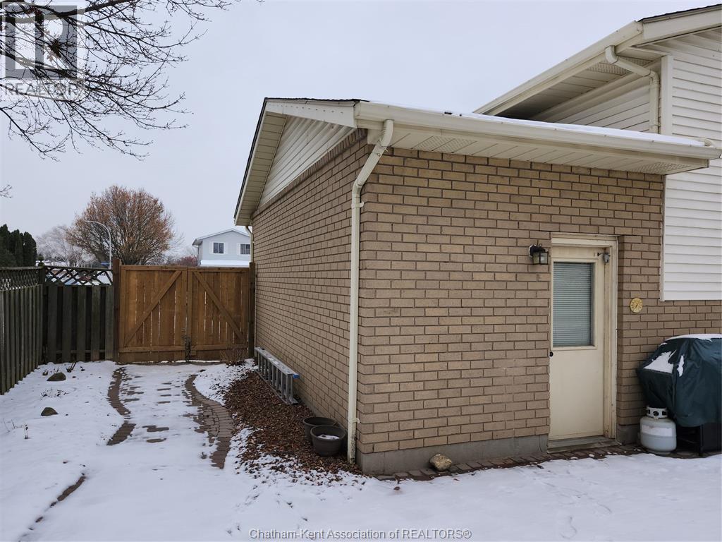 15 Monarch Drive, Chatham, ON - Outdoor With Exterior