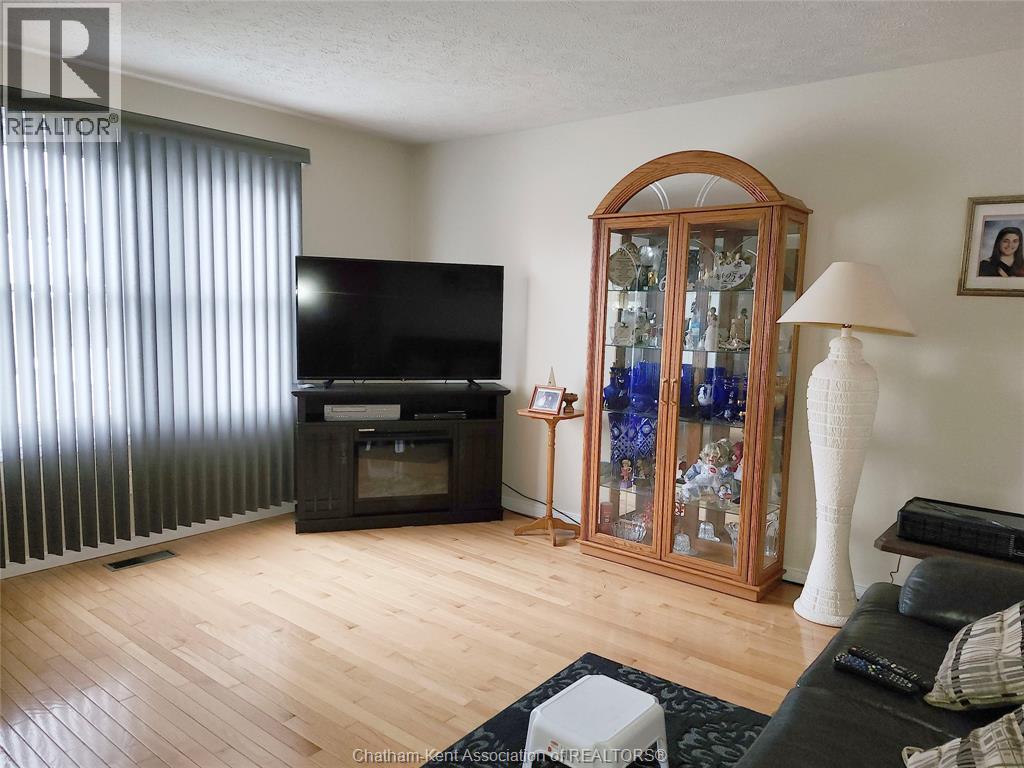 15 Monarch Drive, Chatham, ON - Indoor Photo Showing Living Room