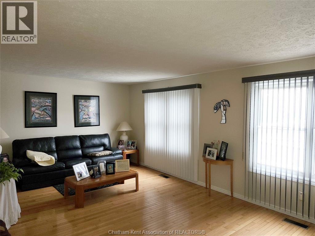15 Monarch Drive, Chatham, ON - Indoor Photo Showing Living Room