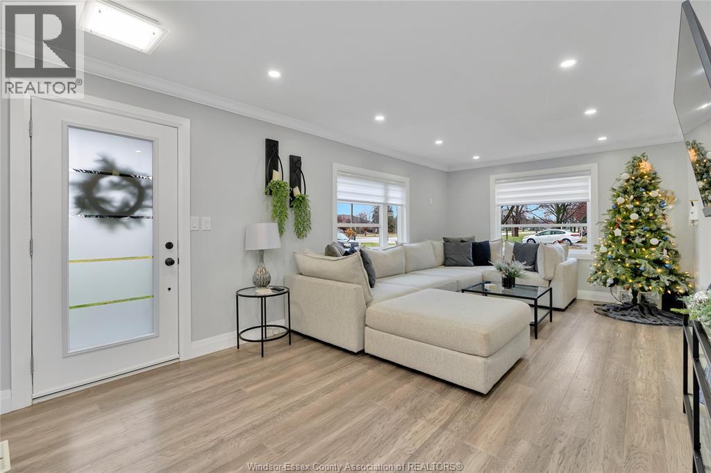 2072 Hopgood, Lakeshore, ON - Indoor Photo Showing Living Room