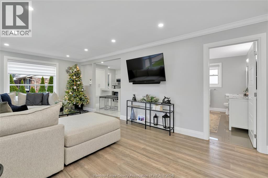 2072 Hopgood, Lakeshore, ON - Indoor Photo Showing Living Room