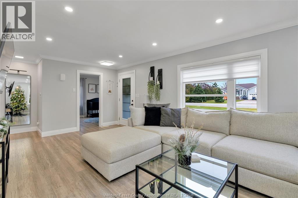 2072 Hopgood, Lakeshore, ON - Indoor Photo Showing Living Room