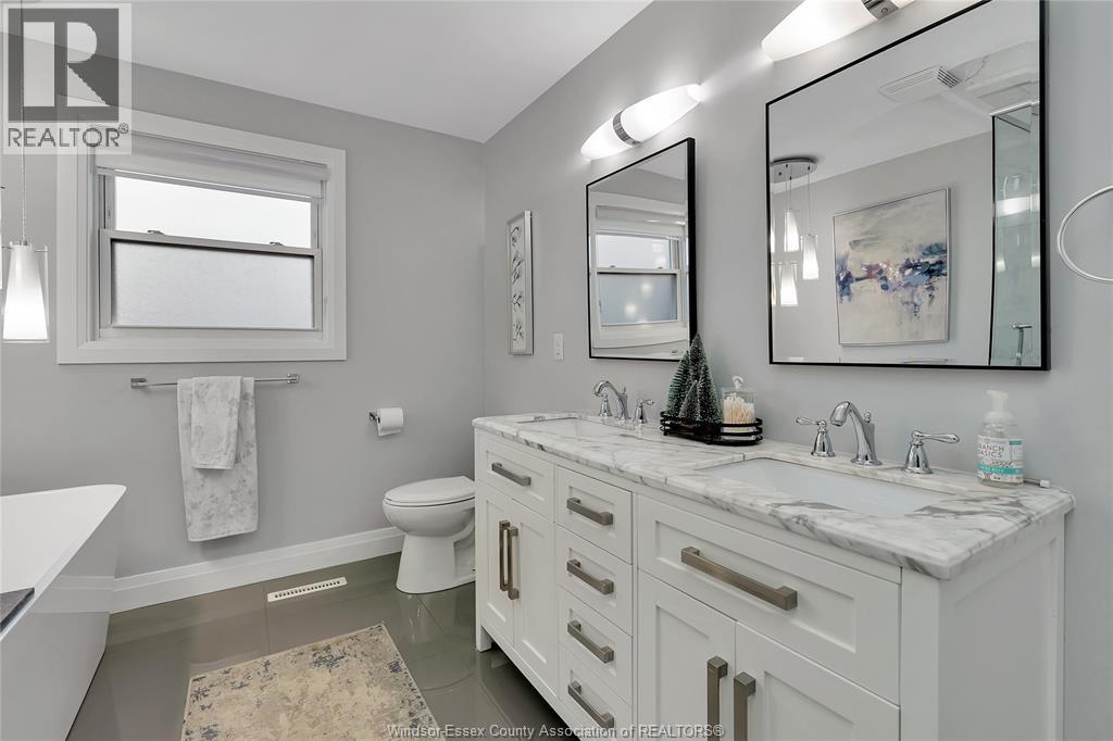 2072 Hopgood, Lakeshore, ON - Indoor Photo Showing Bathroom