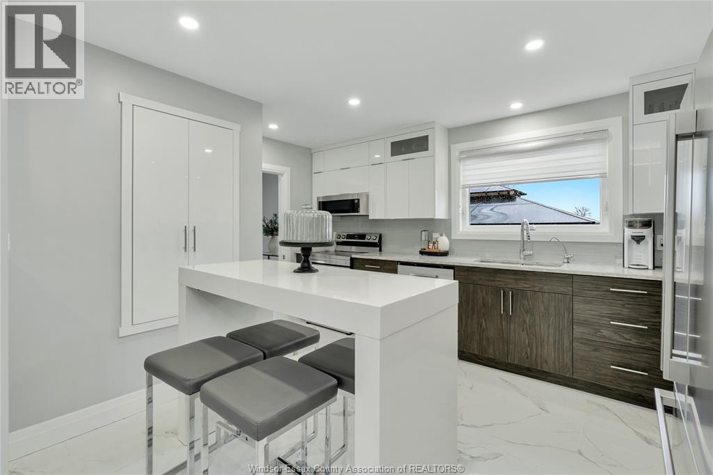 2072 Hopgood, Lakeshore, ON - Indoor Photo Showing Kitchen With Upgraded Kitchen