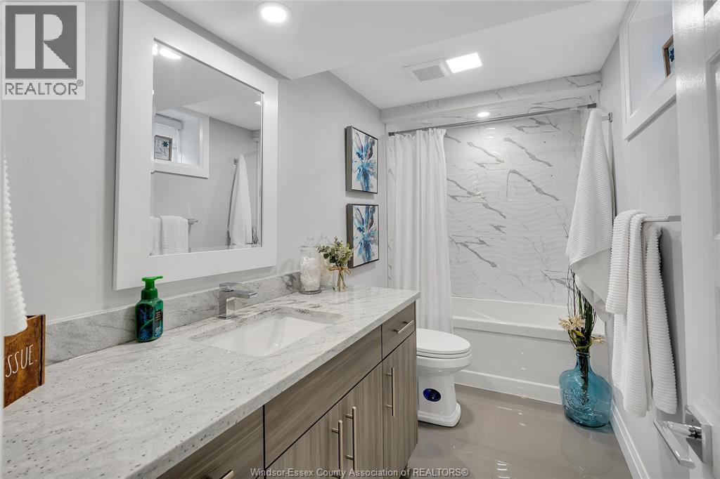 2072 Hopgood, Lakeshore, ON - Indoor Photo Showing Bathroom