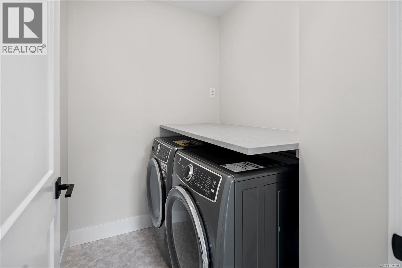Laundry room featuring baseboards and washing machine and dryer - A 6521 Noblewood Pl, Sooke, BC - Indoor Photo Showing Laundry Room
