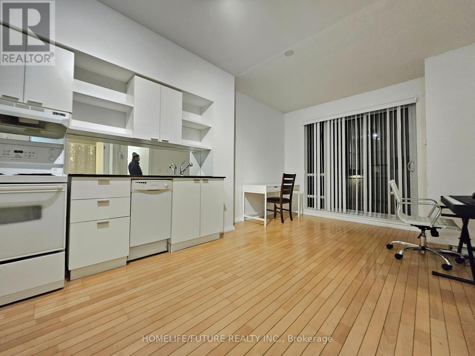 207 - 35 Hayden Street, Toronto, ON - Indoor Photo Showing Kitchen