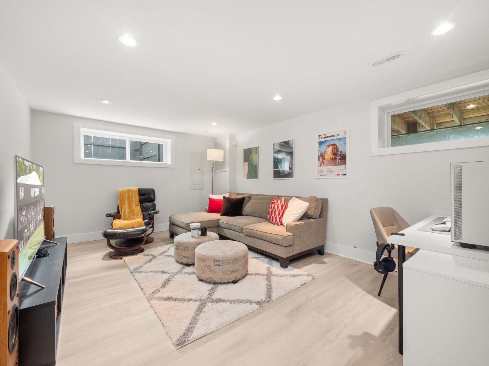 12035 56 Avenue, Surrey, BC - Indoor Photo Showing Living Room