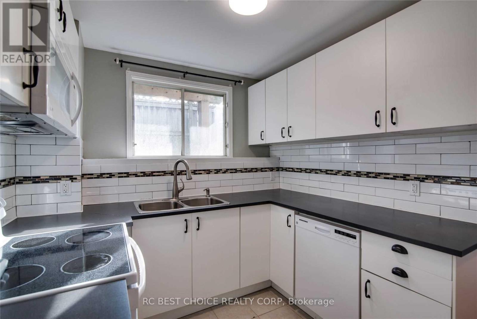 1471 Birchcliffe Court, Oshawa, ON - Indoor Photo Showing Kitchen With Double Sink