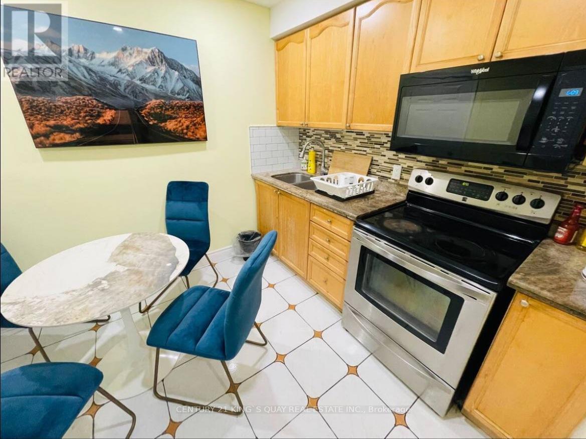 117 Northolt Crescent, Markham, ON - Indoor Photo Showing Kitchen With Double Sink