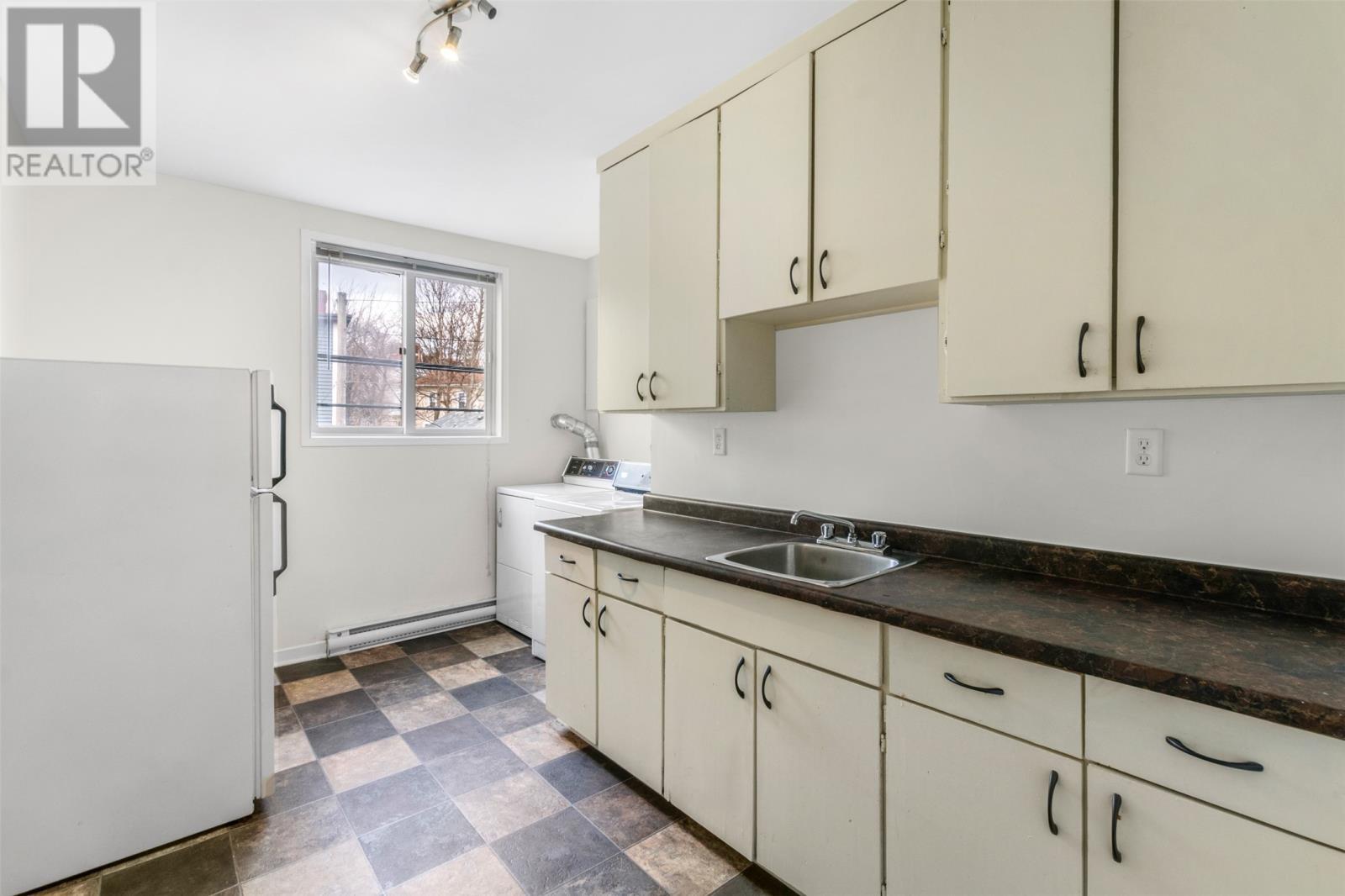 77 Hamilton Avenue, St. John'S, NL - Indoor Photo Showing Kitchen