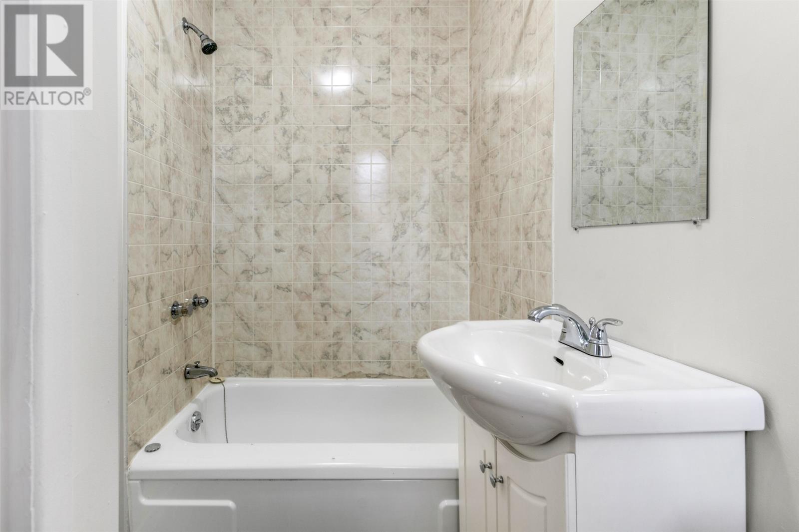 77 Hamilton Avenue, St. John'S, NL - Indoor Photo Showing Bathroom