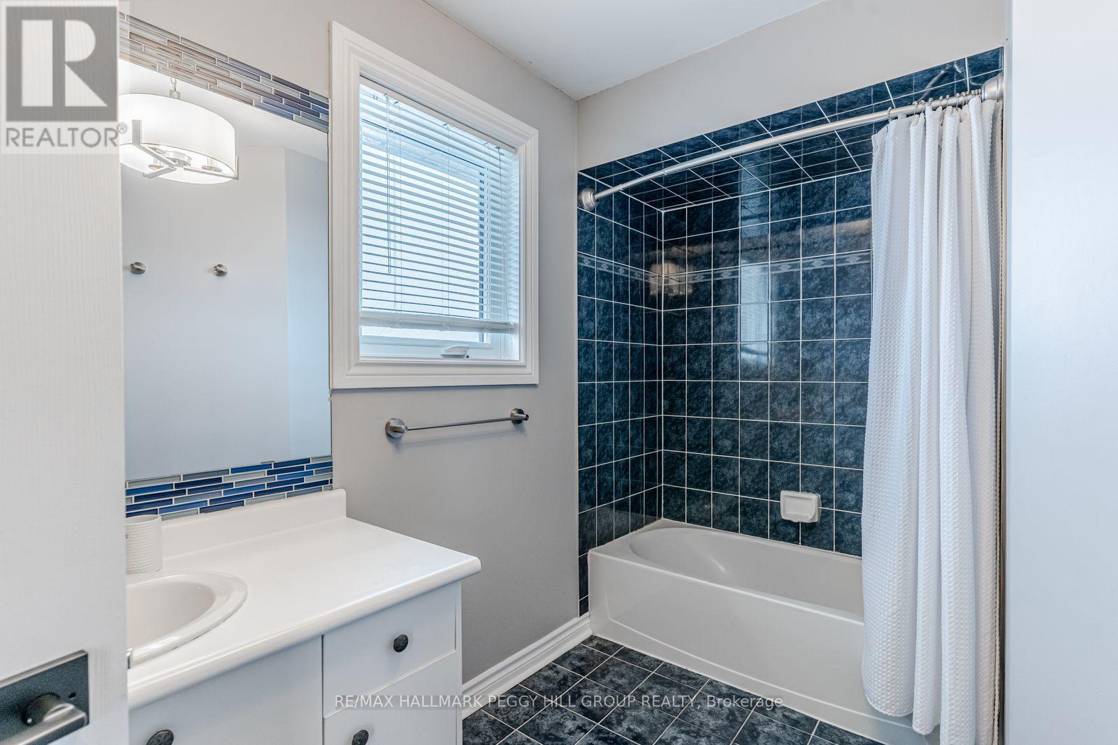 6 Laurelwood Lane, Barrie, ON - Indoor Photo Showing Bathroom