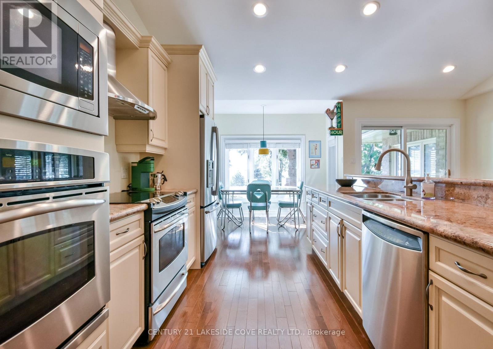 96 Bayshore Drive, Ramara, ON - Indoor Photo Showing Kitchen With Double Sink With Upgraded Kitchen