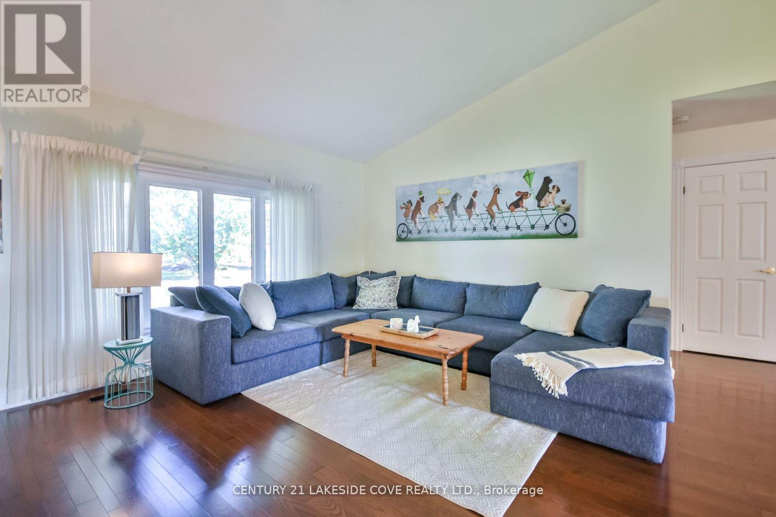 96 Bayshore Drive, Ramara, ON - Indoor Photo Showing Living Room