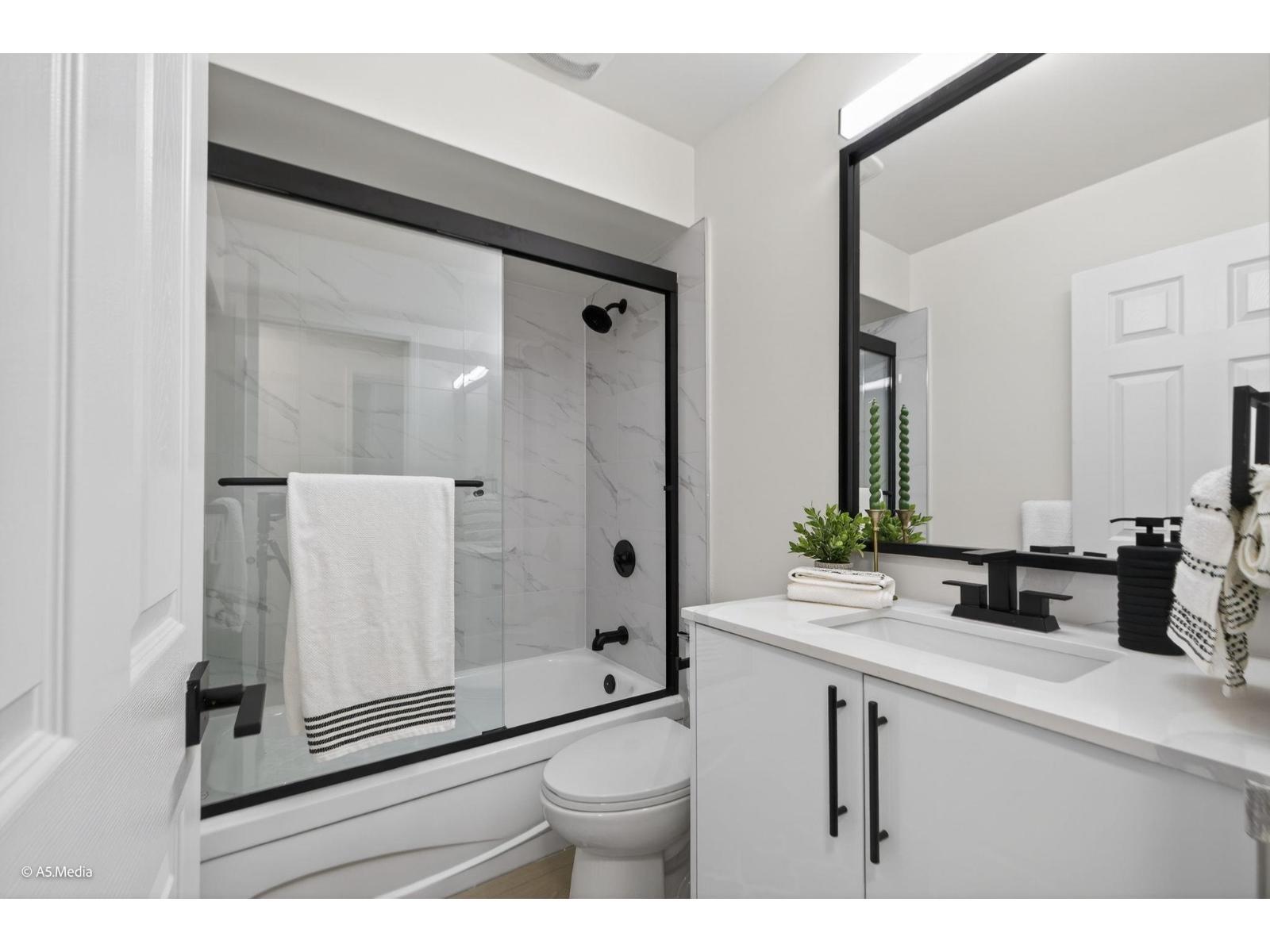 803 10620 150 Street, Surrey, BC - Indoor Photo Showing Bathroom