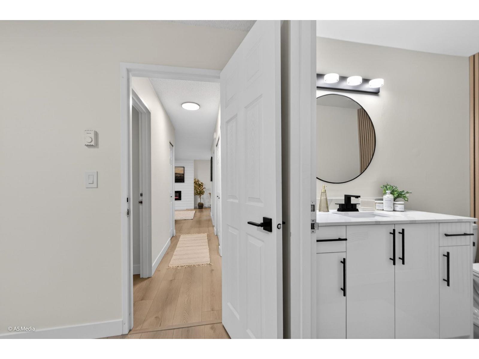 803 10620 150 Street, Surrey, BC - Indoor Photo Showing Bathroom