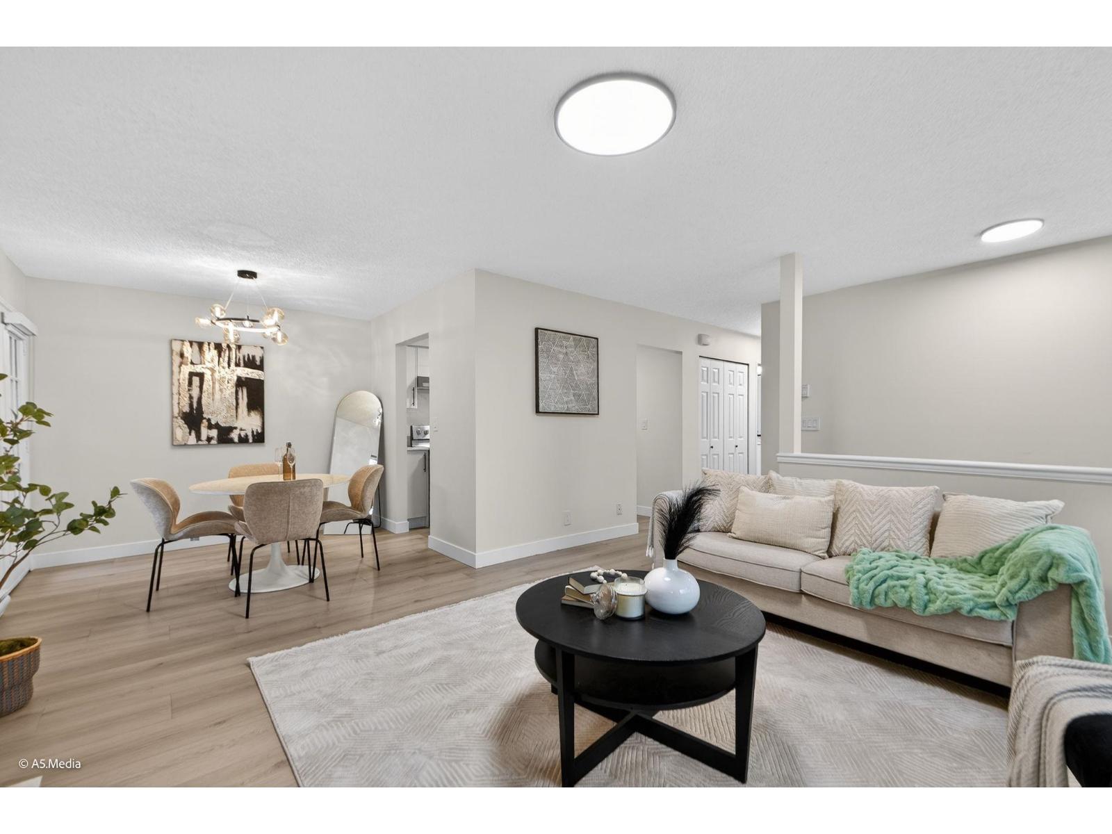 803 10620 150 Street, Surrey, BC - Indoor Photo Showing Living Room
