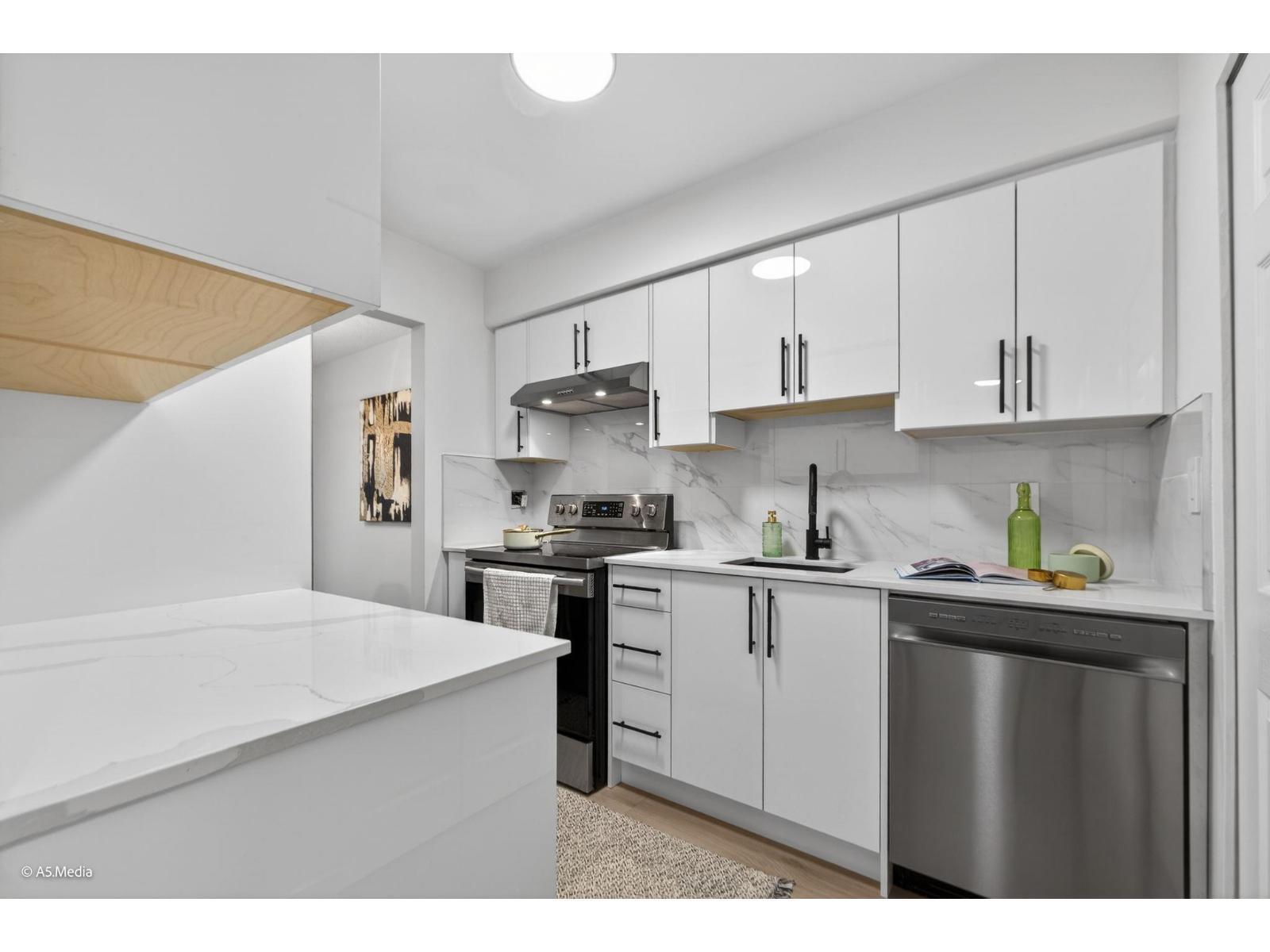 803 10620 150 Street, Surrey, BC - Indoor Photo Showing Kitchen