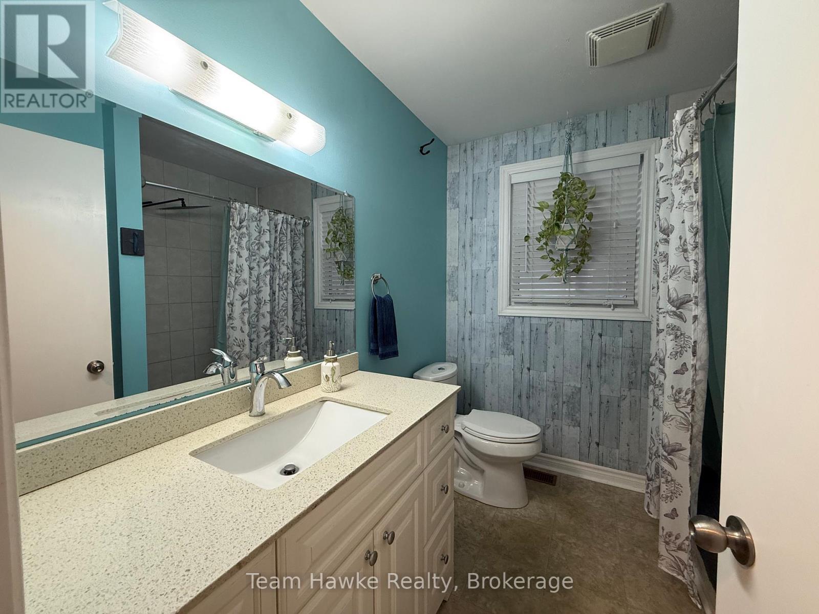 798 Quebec Street, Midland, ON - Indoor Photo Showing Bathroom