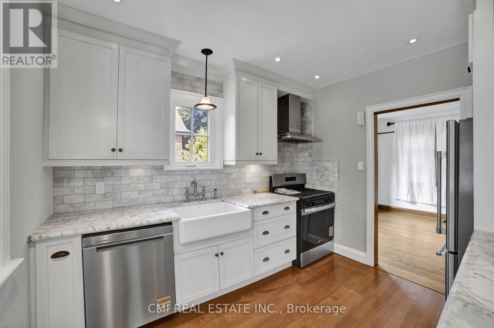 978 North Shore Boulevard W, Burlington, ON - Indoor Photo Showing Kitchen With Upgraded Kitchen