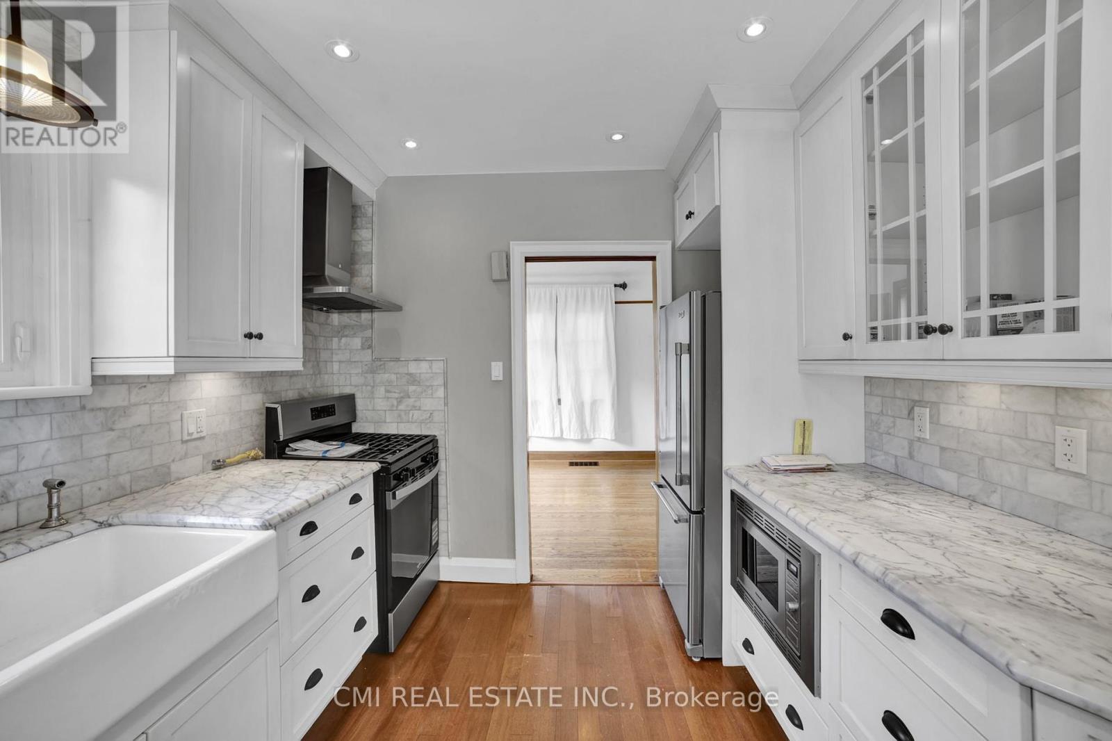 978 North Shore Boulevard W, Burlington, ON - Indoor Photo Showing Kitchen With Upgraded Kitchen