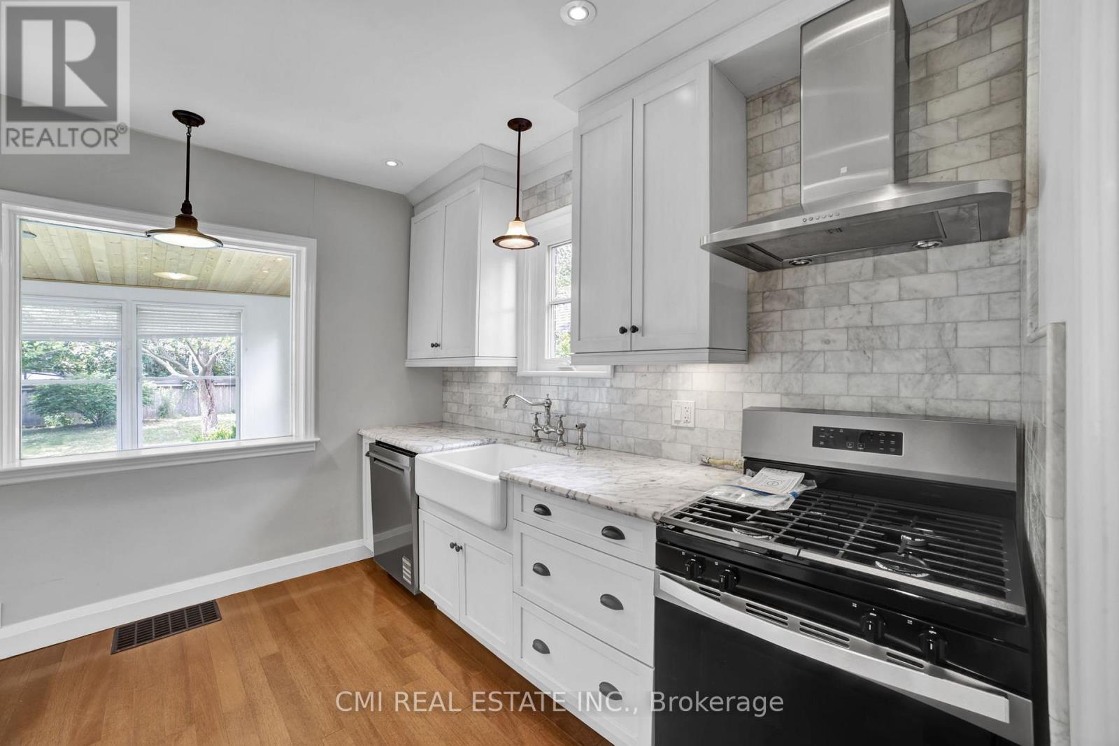 978 North Shore Boulevard W, Burlington, ON - Indoor Photo Showing Kitchen