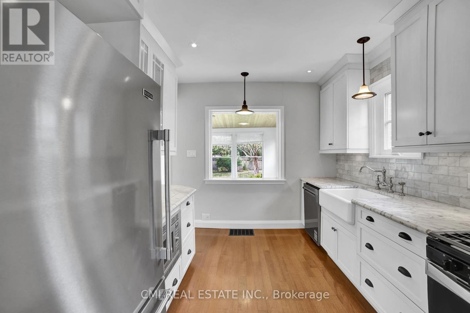 978 North Shore Boulevard W, Burlington, ON - Indoor Photo Showing Kitchen With Upgraded Kitchen