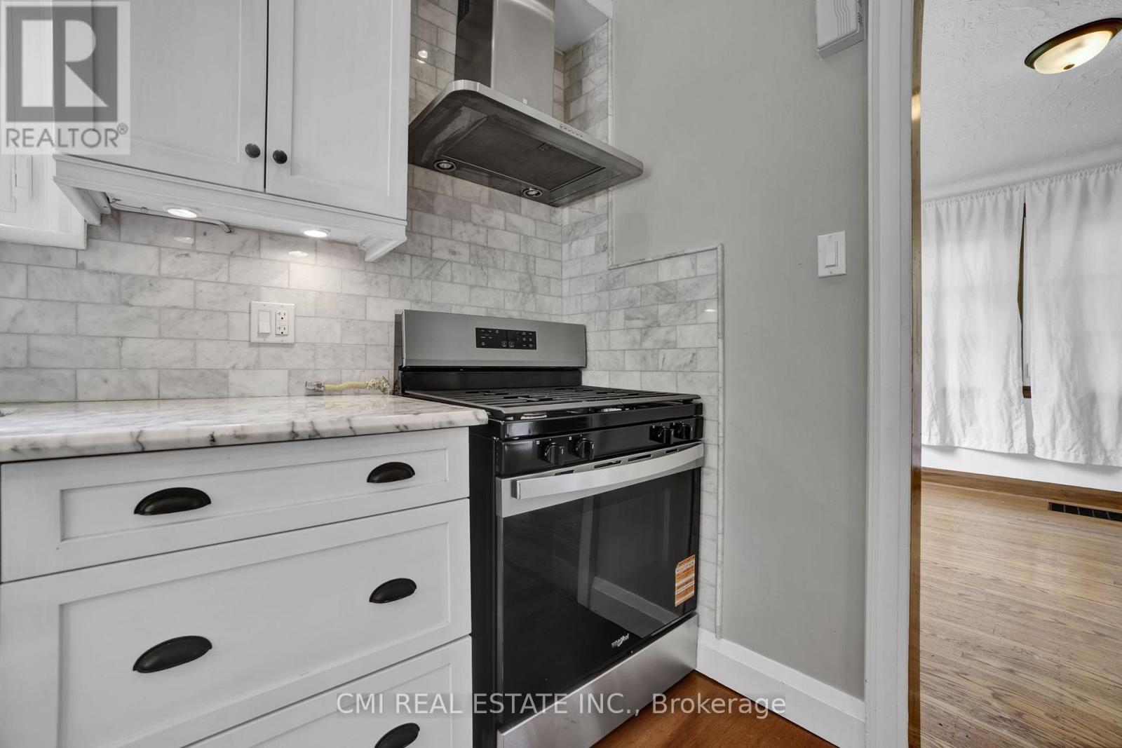 978 North Shore Boulevard W, Burlington, ON - Indoor Photo Showing Kitchen