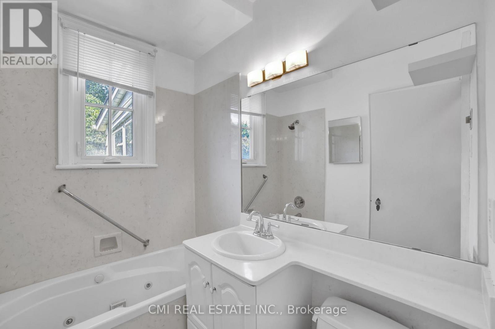 978 North Shore Boulevard W, Burlington, ON - Indoor Photo Showing Bathroom
