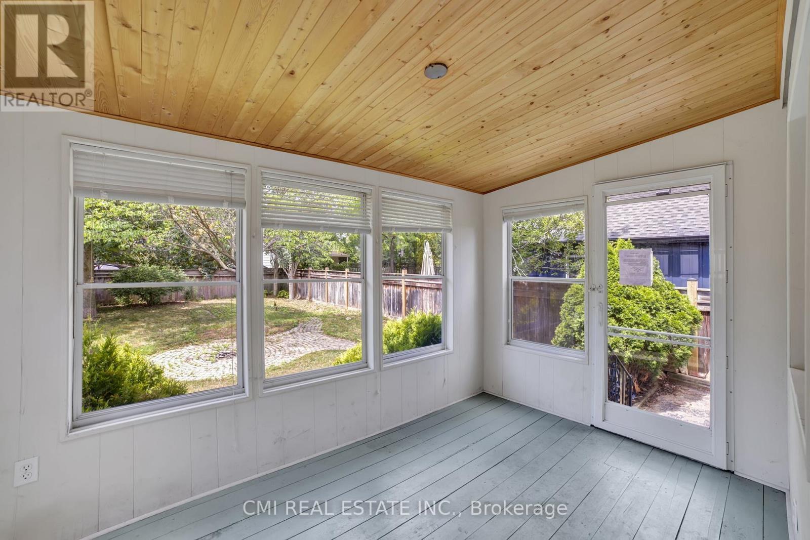 978 North Shore Boulevard W, Burlington, ON - With Exterior