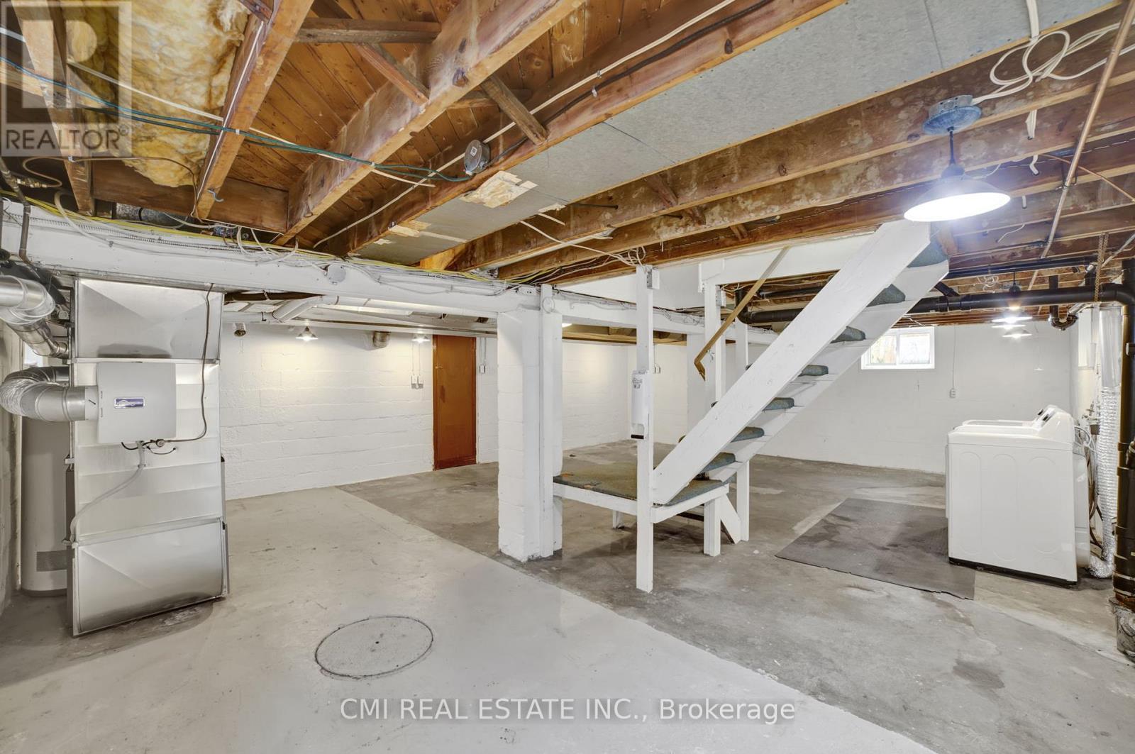 978 North Shore Boulevard W, Burlington, ON - Indoor Photo Showing Basement