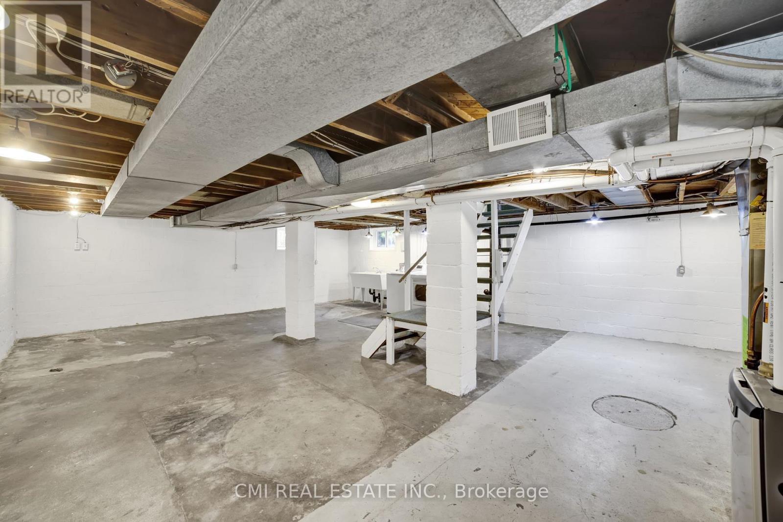 978 North Shore Boulevard W, Burlington, ON - Indoor Photo Showing Basement