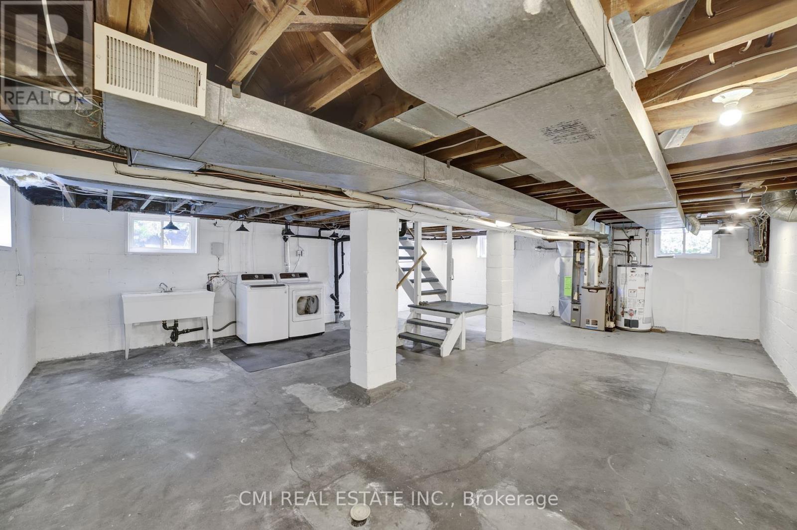 978 North Shore Boulevard W, Burlington, ON - Indoor Photo Showing Basement