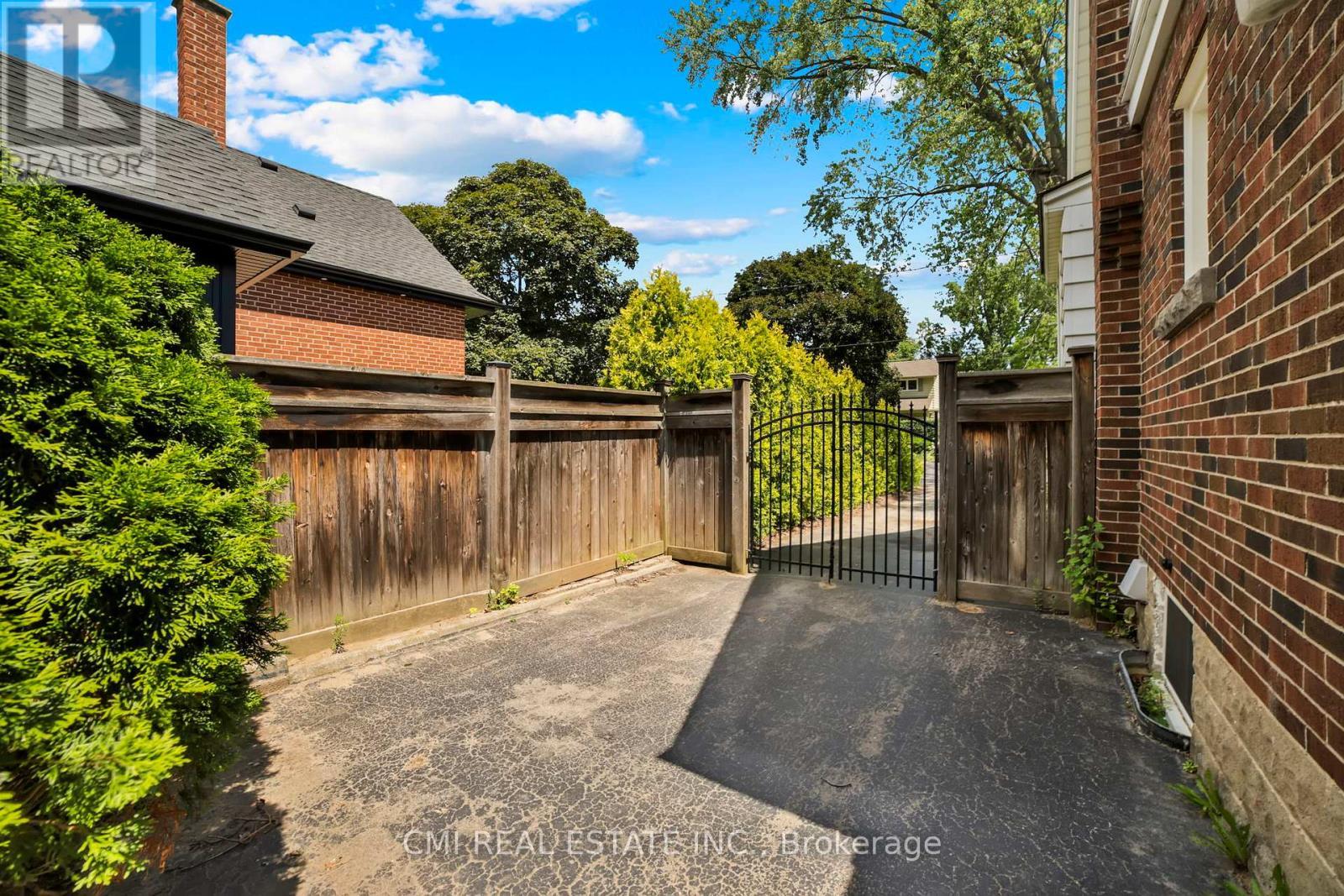 978 North Shore Boulevard W, Burlington, ON - Outdoor