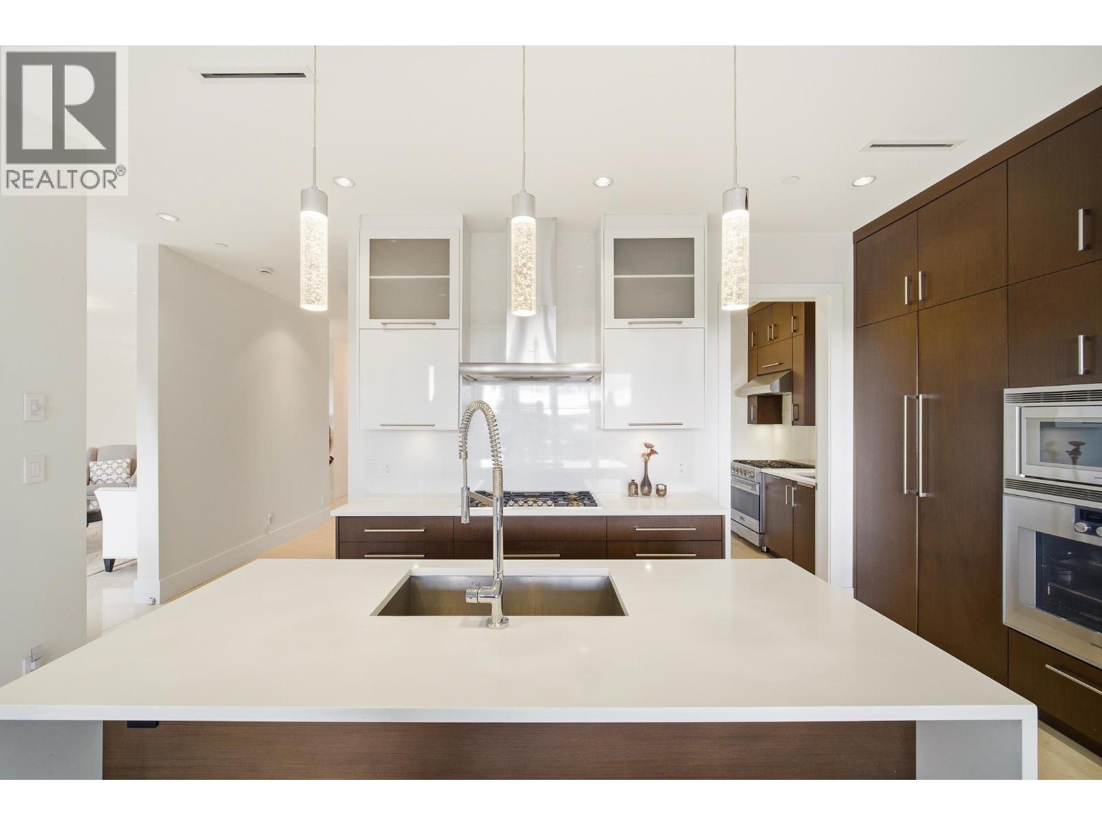 1468 Kings Avenue, West Vancouver, BC - Indoor Photo Showing Kitchen With Double Sink With Upgraded Kitchen