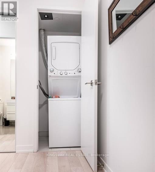 3901 - 39 Roehampton Avenue, Toronto, ON - Indoor Photo Showing Laundry Room