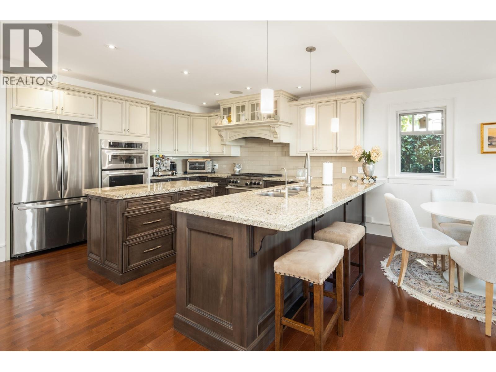 2623 Lawson Avenue, West Vancouver, BC - Indoor Photo Showing Kitchen With Upgraded Kitchen
