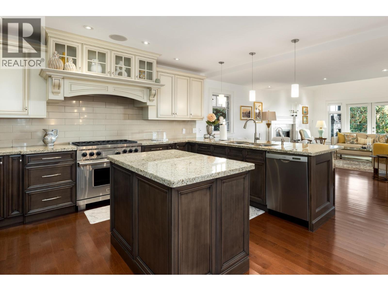 2623 Lawson Avenue, West Vancouver, BC - Indoor Photo Showing Kitchen With Upgraded Kitchen