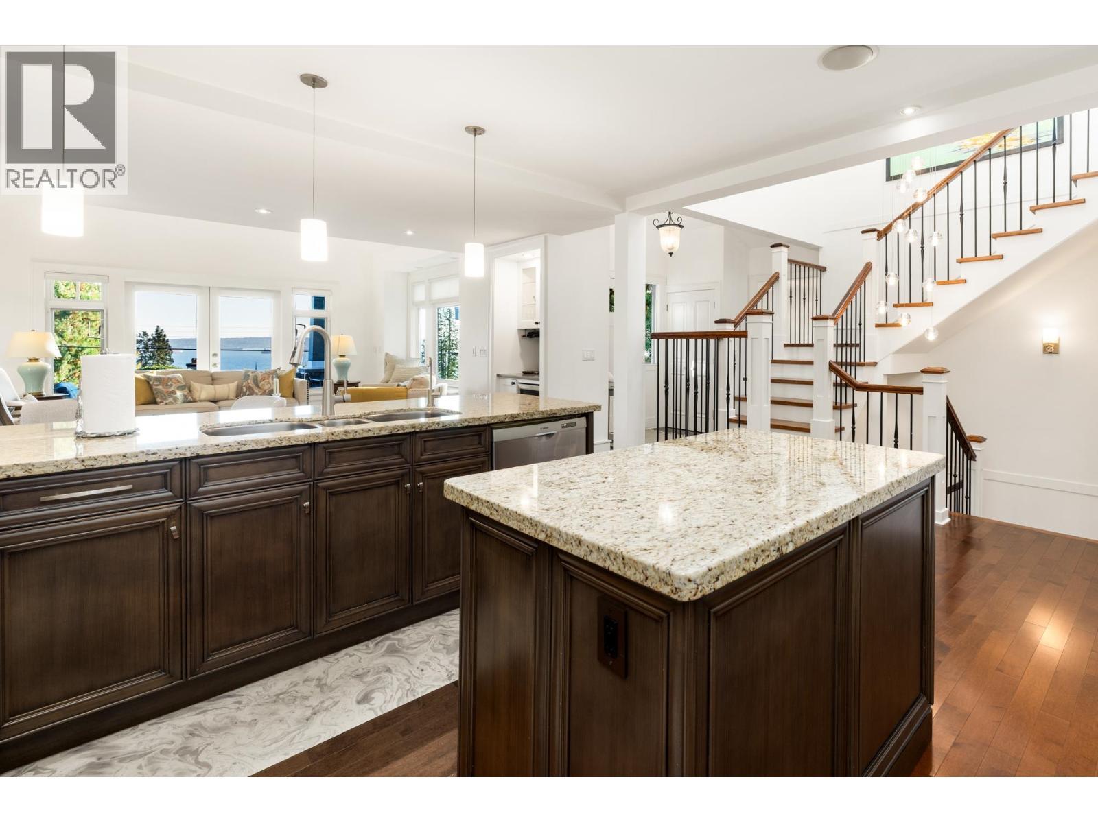 2623 Lawson Avenue, West Vancouver, BC - Indoor Photo Showing Kitchen With Double Sink