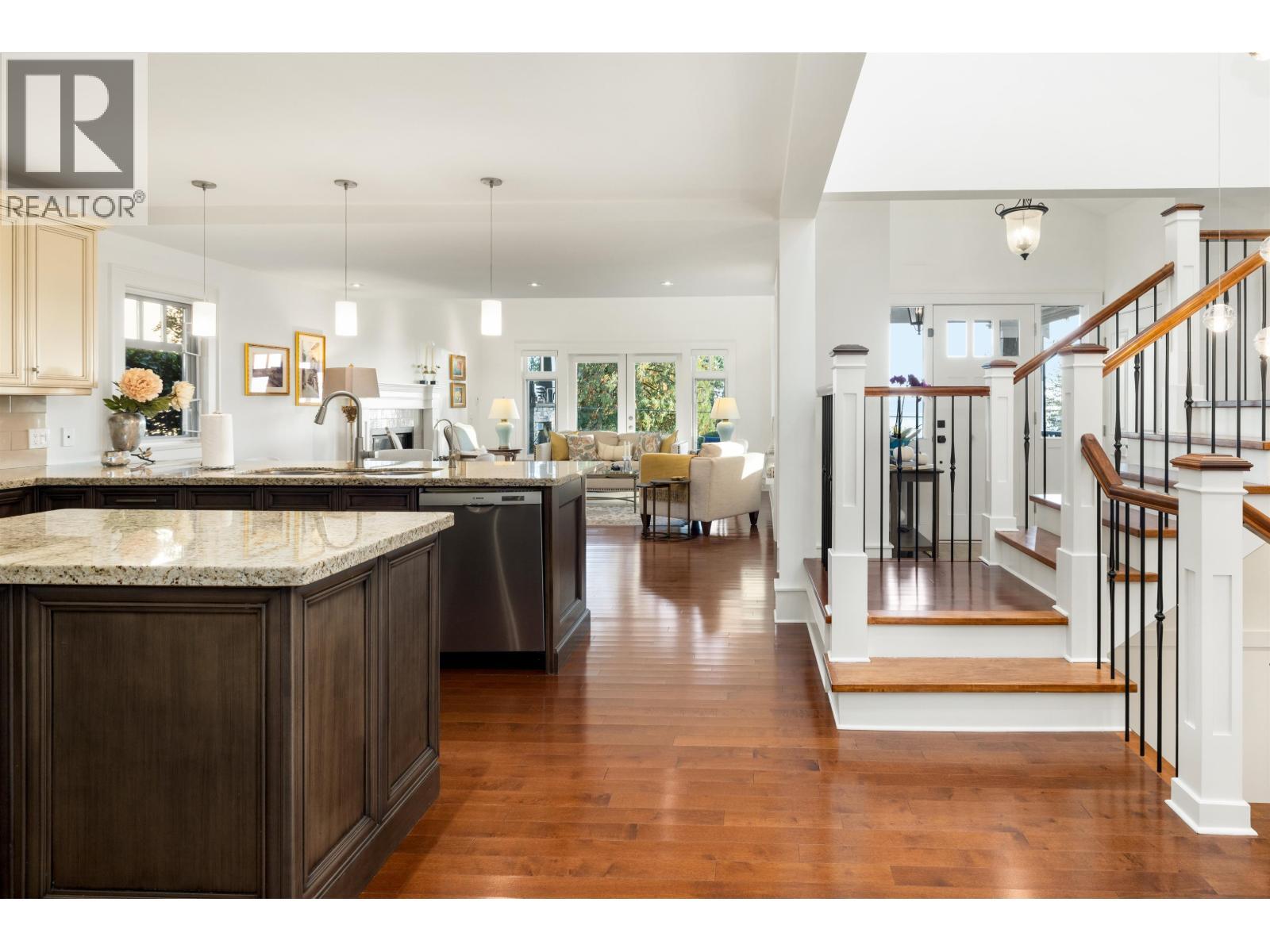 2623 Lawson Avenue, West Vancouver, BC - Indoor Photo Showing Kitchen With Upgraded Kitchen