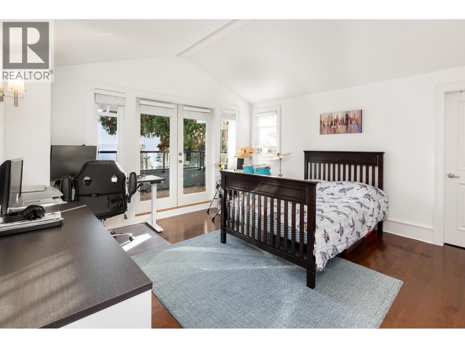 2623 Lawson Avenue, West Vancouver, BC - Indoor Photo Showing Bedroom