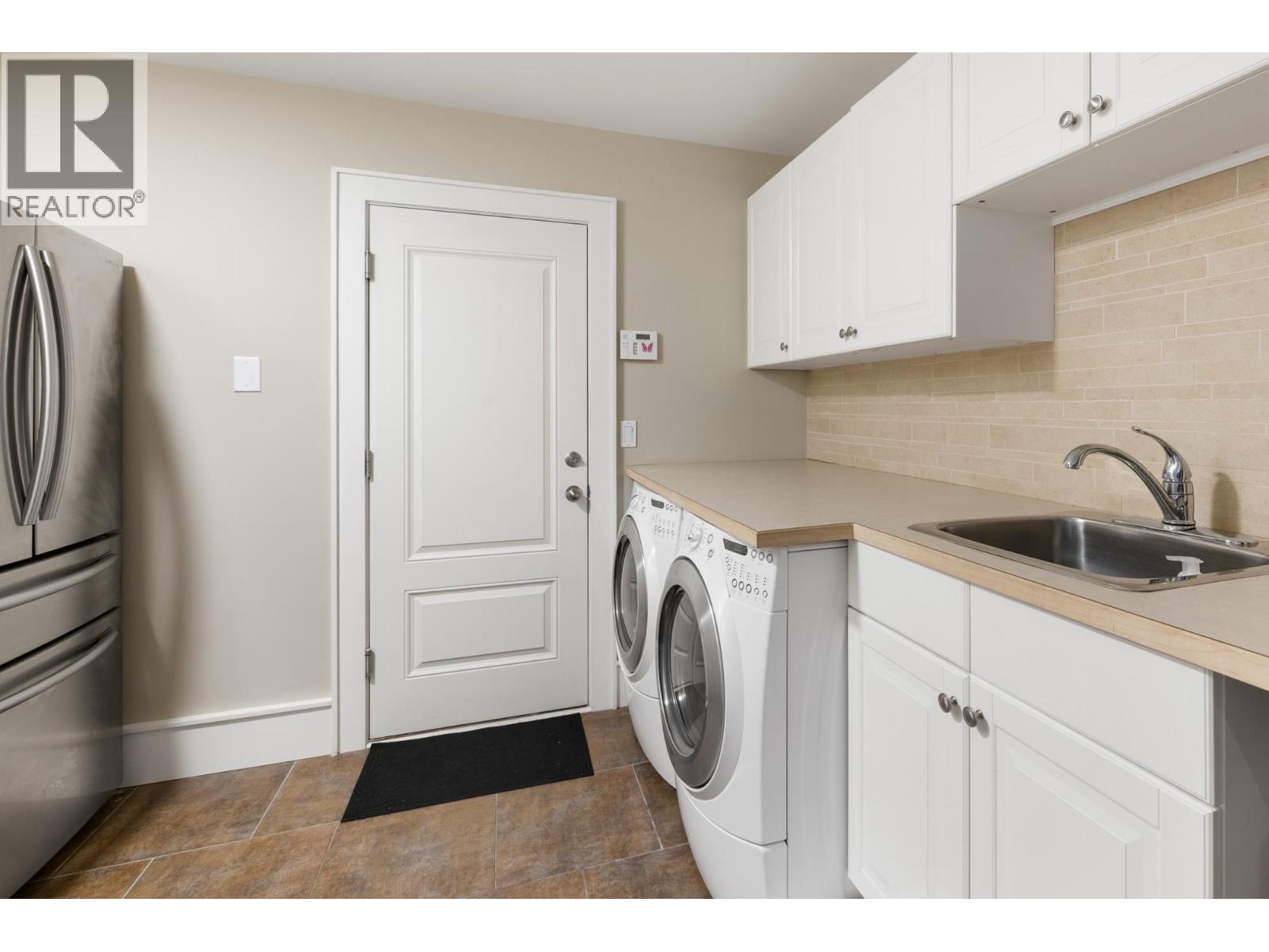 2623 Lawson Avenue, West Vancouver, BC - Indoor Photo Showing Laundry Room
