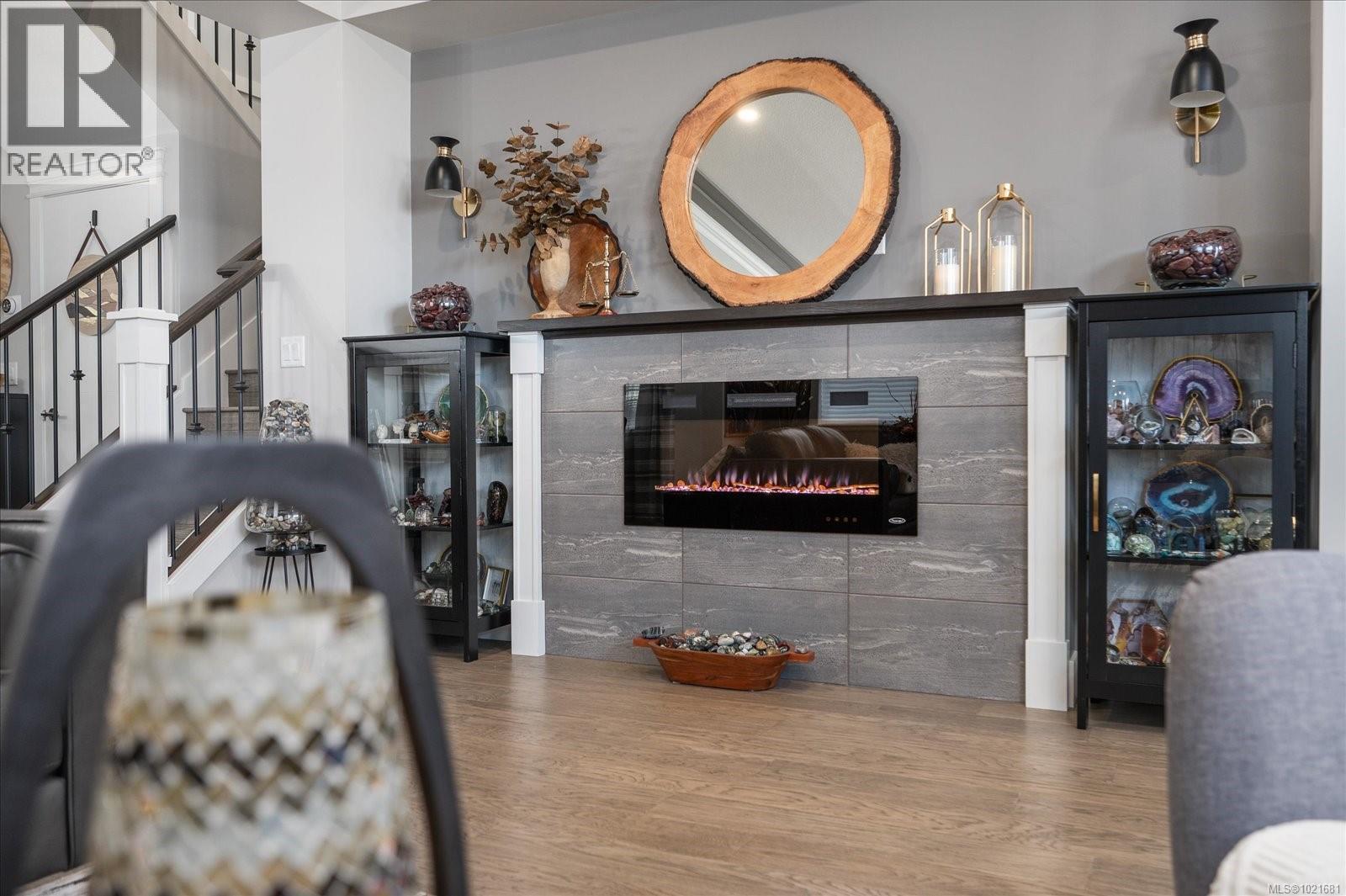 9048 Driftwood Dr, Chemainus, BC - Indoor With Fireplace