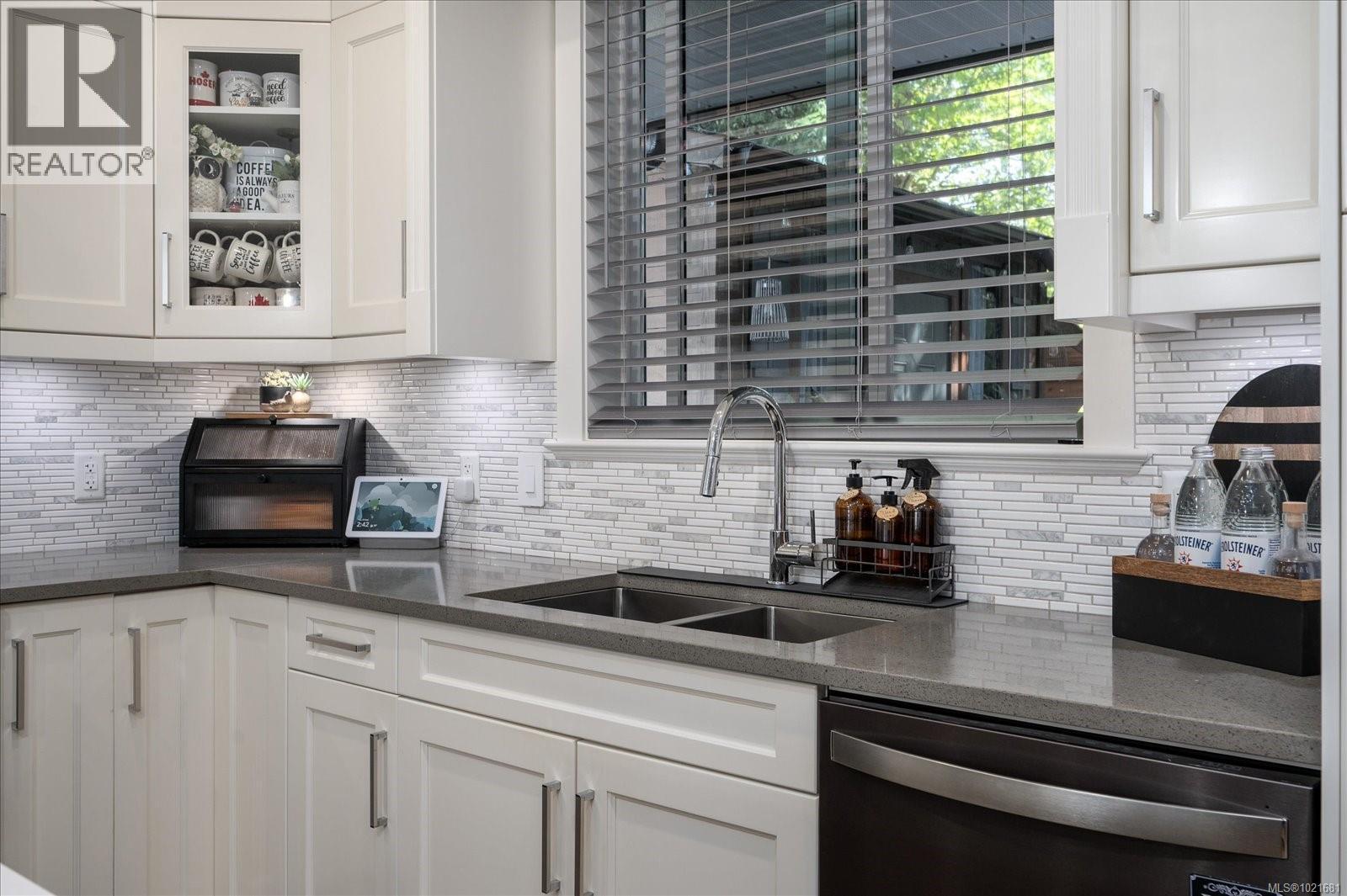9048 Driftwood Dr, Chemainus, BC - Indoor Photo Showing Kitchen With Double Sink